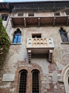 old ventian house with a balcony made famous by Romeo and Juliet