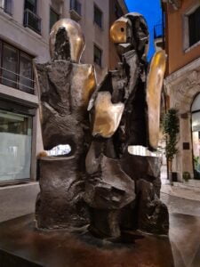 Modern bronze sculpture depicting Romeo and Juliet in Verona